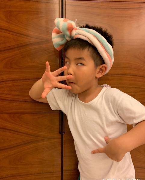 胡可晒小鱼儿近照,颜值逐渐提升的他却非要走谐星路线!