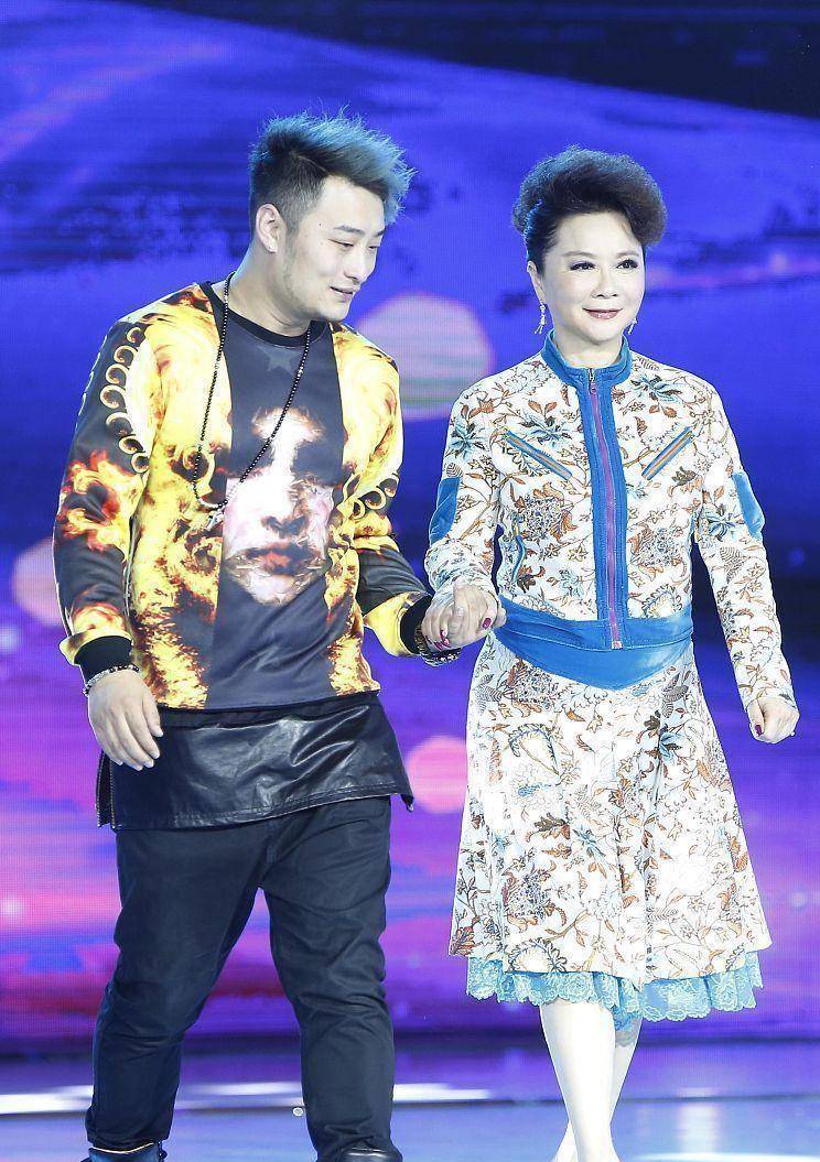 蔡明的心态好年轻啊,穿的衣服不仅紧身还有点透,太有个性了_显得_风格