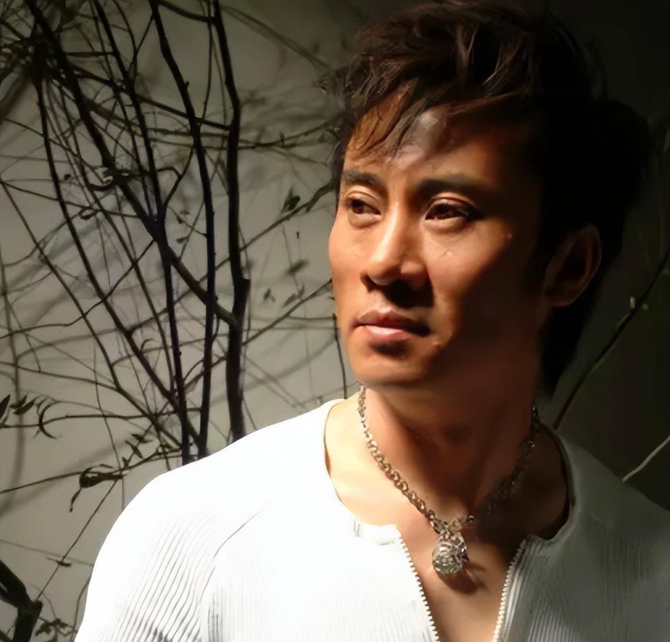 歌手江涛:和岳母同住30年,成名后不忘糟糠之妻,原谅改嫁的亲妈_万小牧