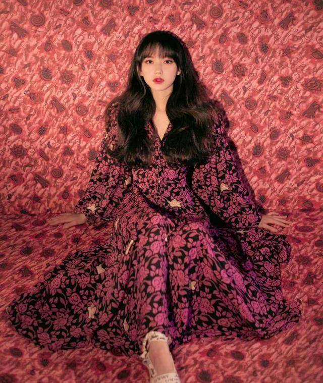 程潇晒旧图,容貌精致像真人芭比,村气十足碎花裙都能穿成仙女裙_粉红