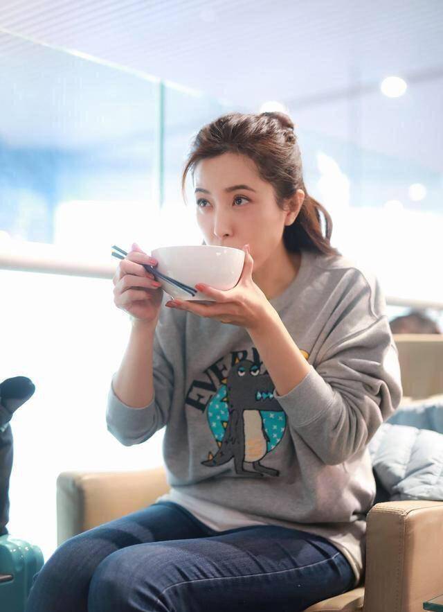 吃面条毫无"星"味,休闲衣牛仔裤像邻家姐姐,爱了爱了_显得_女人_西装