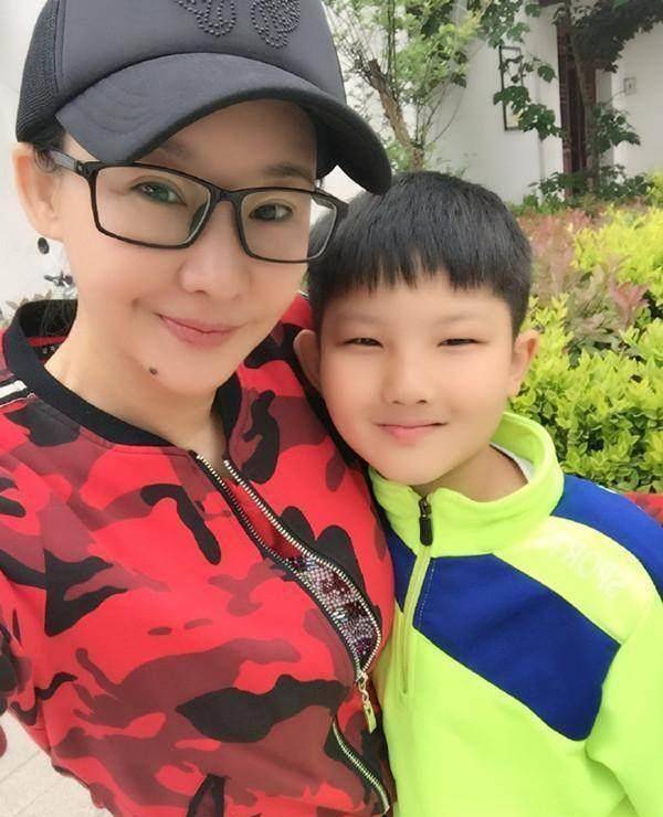 曾被买红妹捧在手心里的儿子,在爸爸孙楠家都已经会洗碗啦_妈妈_潘蔚