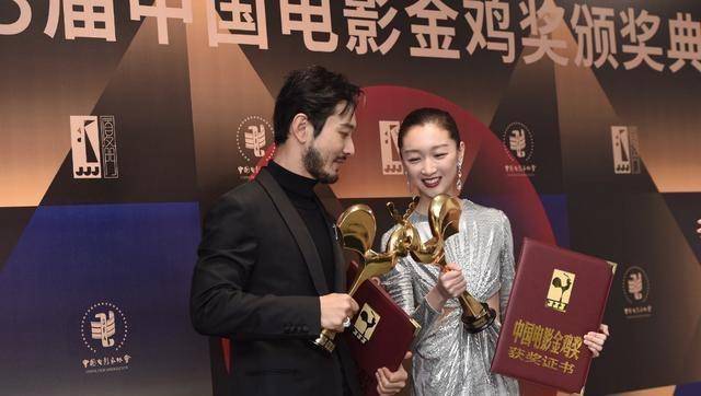 周冬雨拿下"三金大满贯"穿战袍好威风,小黄鸭变金鸡_黄晓明_腰部_时候