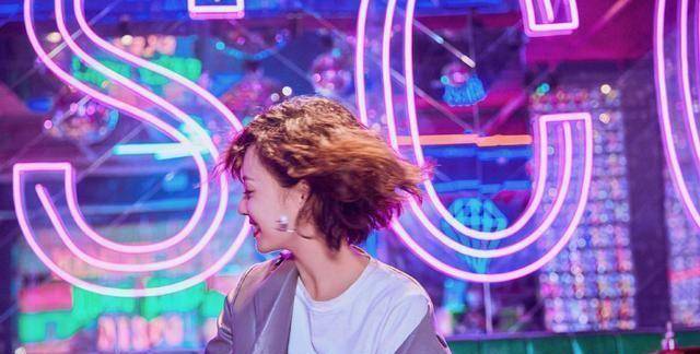 曾演赵丽颖闺蜜她迅速走红,穿西装配轻纱裙,走复古风个性极了_林源