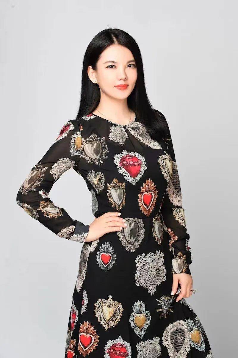 早餐就要吃掉一辆车,李湘花65万养胃后真瘦了,穿红裙好有女人味_服装