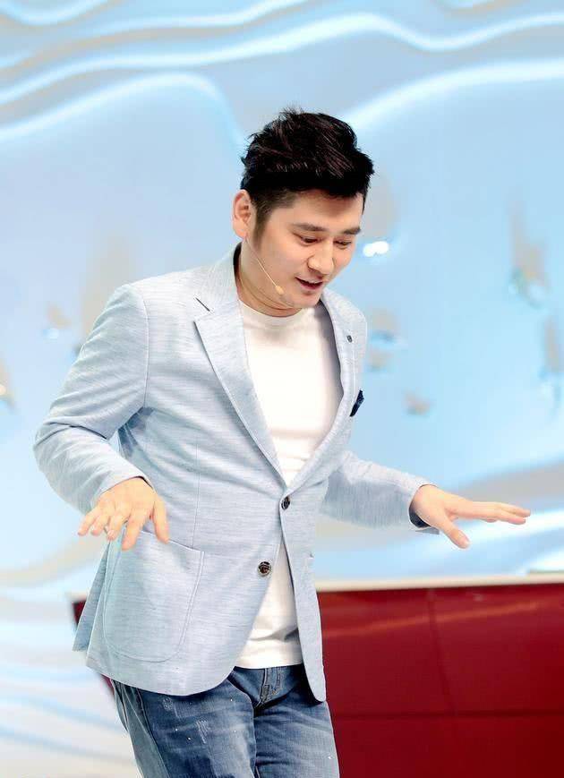 在文工团待过几年,却很少有人知道,钱枫也在文工团待过的,跟孙俪算是