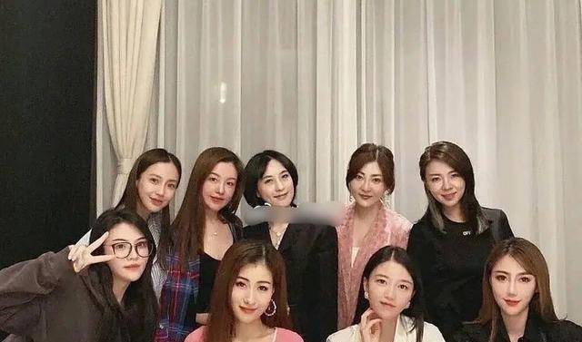 常年c位的angelababy,闺蜜合影却镶边,现实版《三十而已》_网友_照片