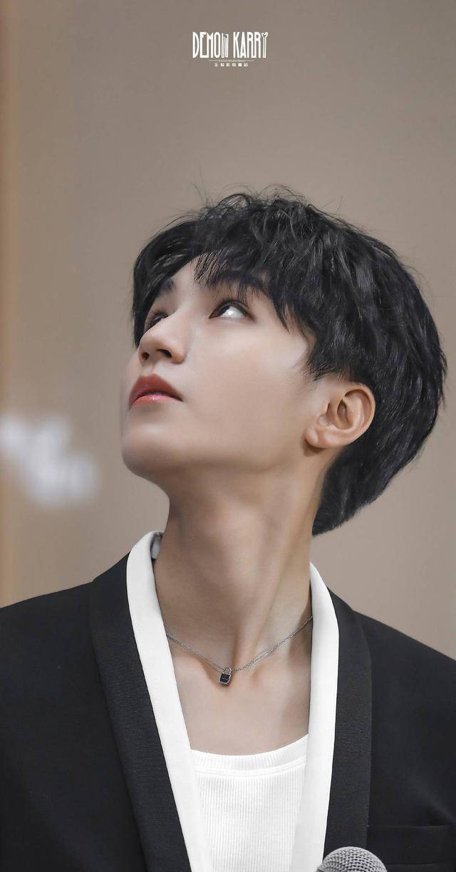 粉丝见到王俊凯本人,惊讶得移不开眼神,只顾得双手比心蹭合照_姐姐