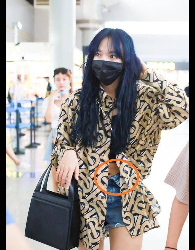 程潇穿短裤却不扣上扣子,露出肥硕的小肚腩,这是时尚还是邋遢?