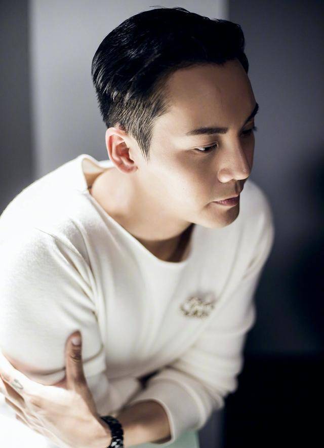 陈伟霆终于出关侧颜迷倒一片,抱小猫超温柔,穿卫衣像阳光大男孩_明星