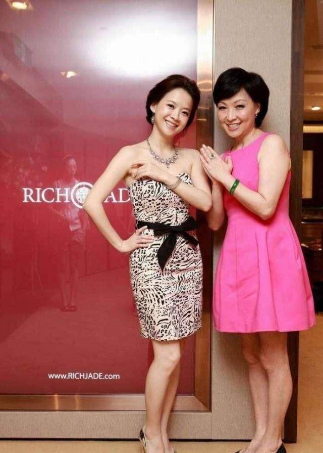 曾志伟生了四个孩子,有三个踏进了娱乐圈,还有一个很神秘_曾宝仪_时候