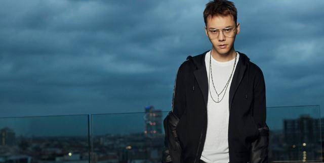 毕竟陈伟霆只是一个新人,而吴彦祖已经有一定的名气了,不过换个角度看