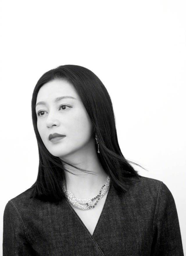 51岁陈红穿刺绣牛仔裙太优雅,气质太仙宛如少女_陈凯歌_陈飞宇_儿子