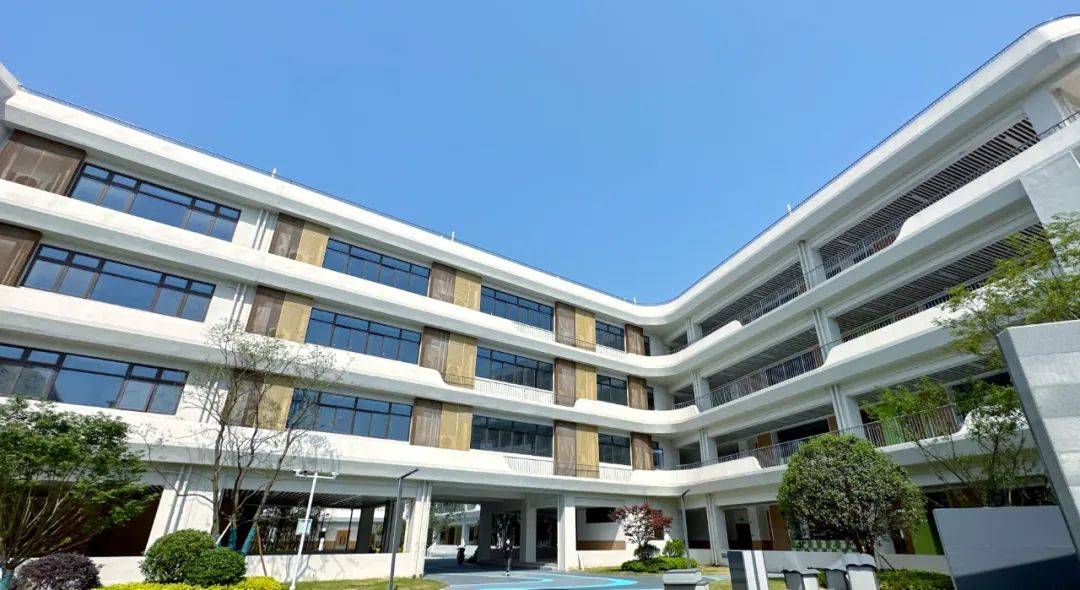 扬州梅岭小学运河校区,今年9月正式招生投用!_教室_教学楼_色调