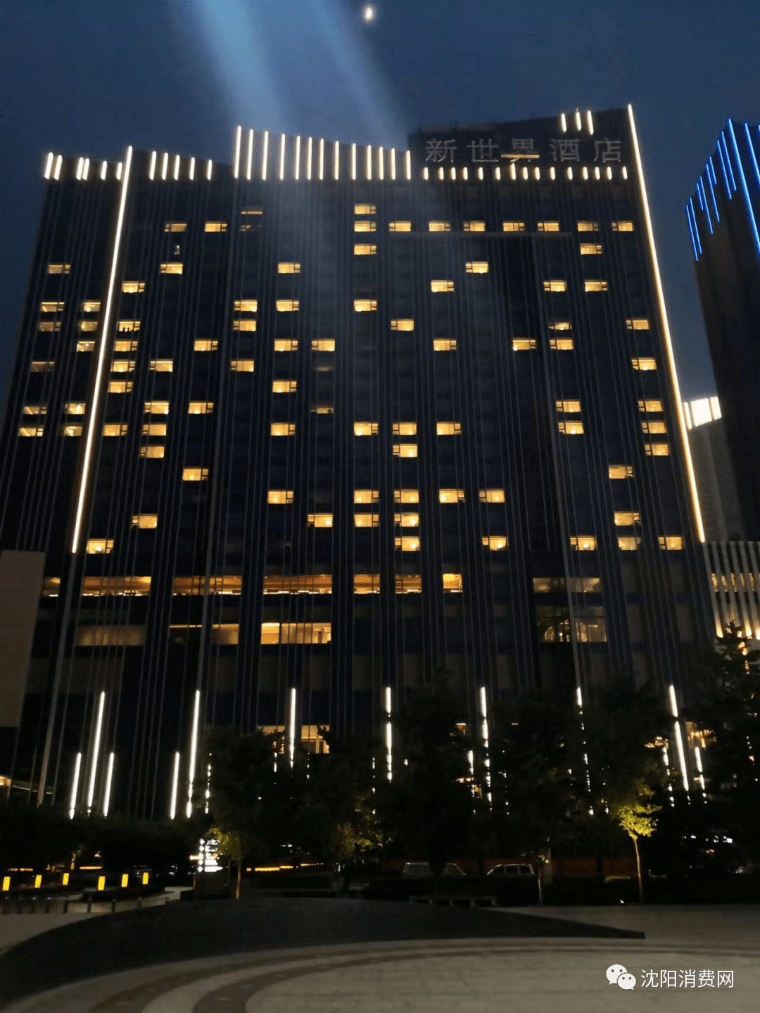 指示牌上面还写着沈阳芊丽酒店经过询问前台服务员,答复是酒店只是