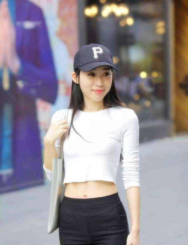 高领打底t恤,高领牛仔背心,针织白t,高领毛衣等颜色丰富的打底裤,基本