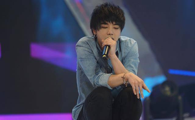 华晨宇在回应孩子事件后,网友持续乱扒,歌迷到底会不会脱粉?