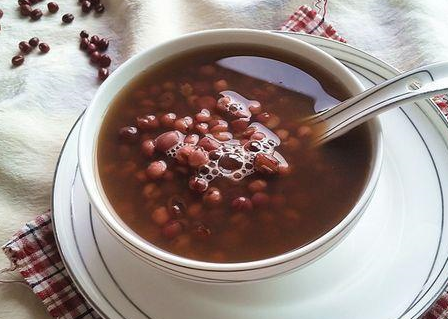 綠豆和紅豆都是高纖維低脂肪的瘦身佳品,山楂能消食減脂,紅棗能益氣