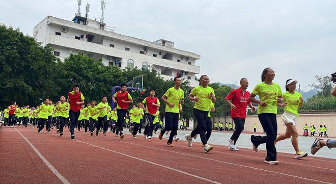 此次活动也作为江津区龙吟小学校迎"六·一"校园活动的重要环节,得到