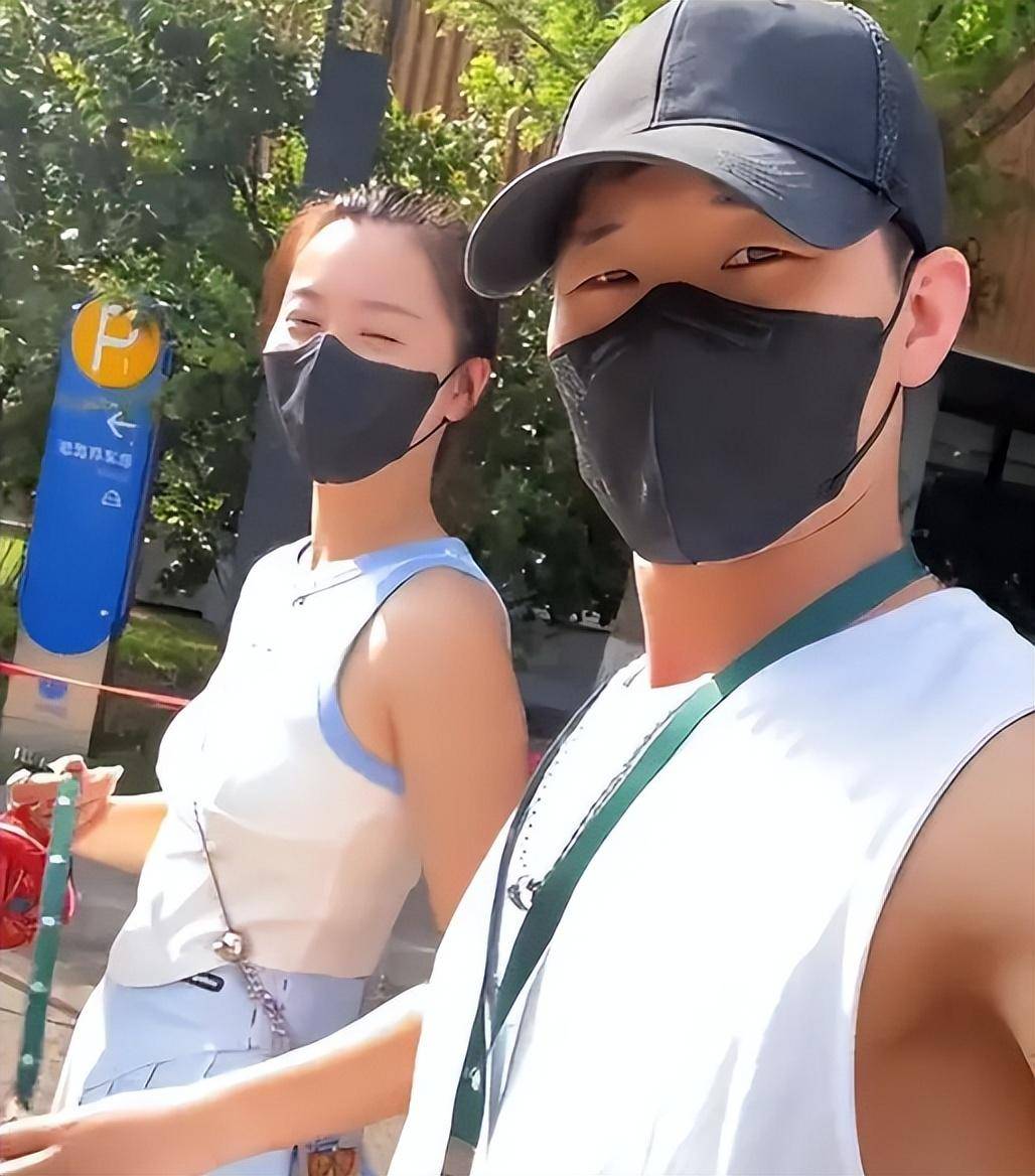 谢孟伟的大儿子马上幼儿园大班毕业了,此次他和老婆郭珊珊一同来选