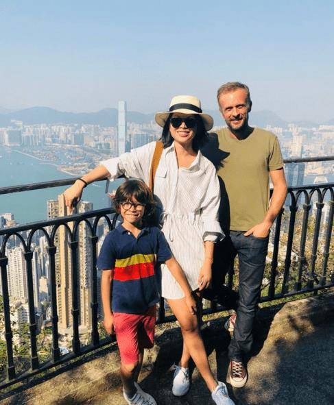 从丑小鸭逆变成白天鹅仅用1年,而后嫁法国老公,混血儿子超帅!