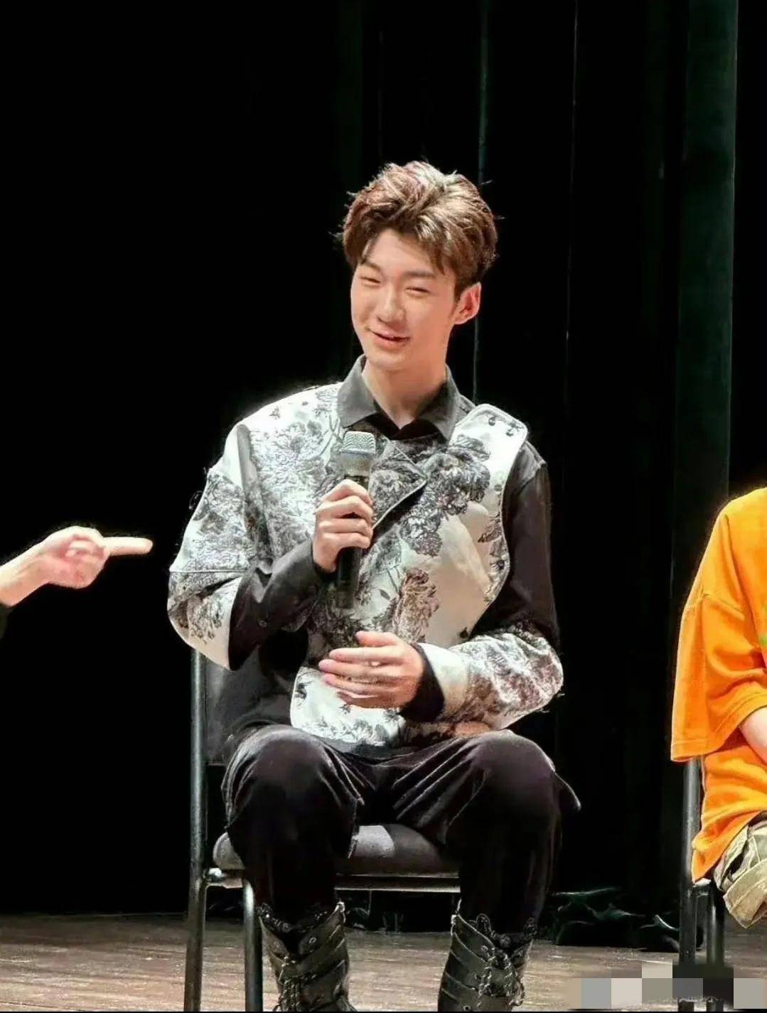 张悦轩_话剧表演_衬衫