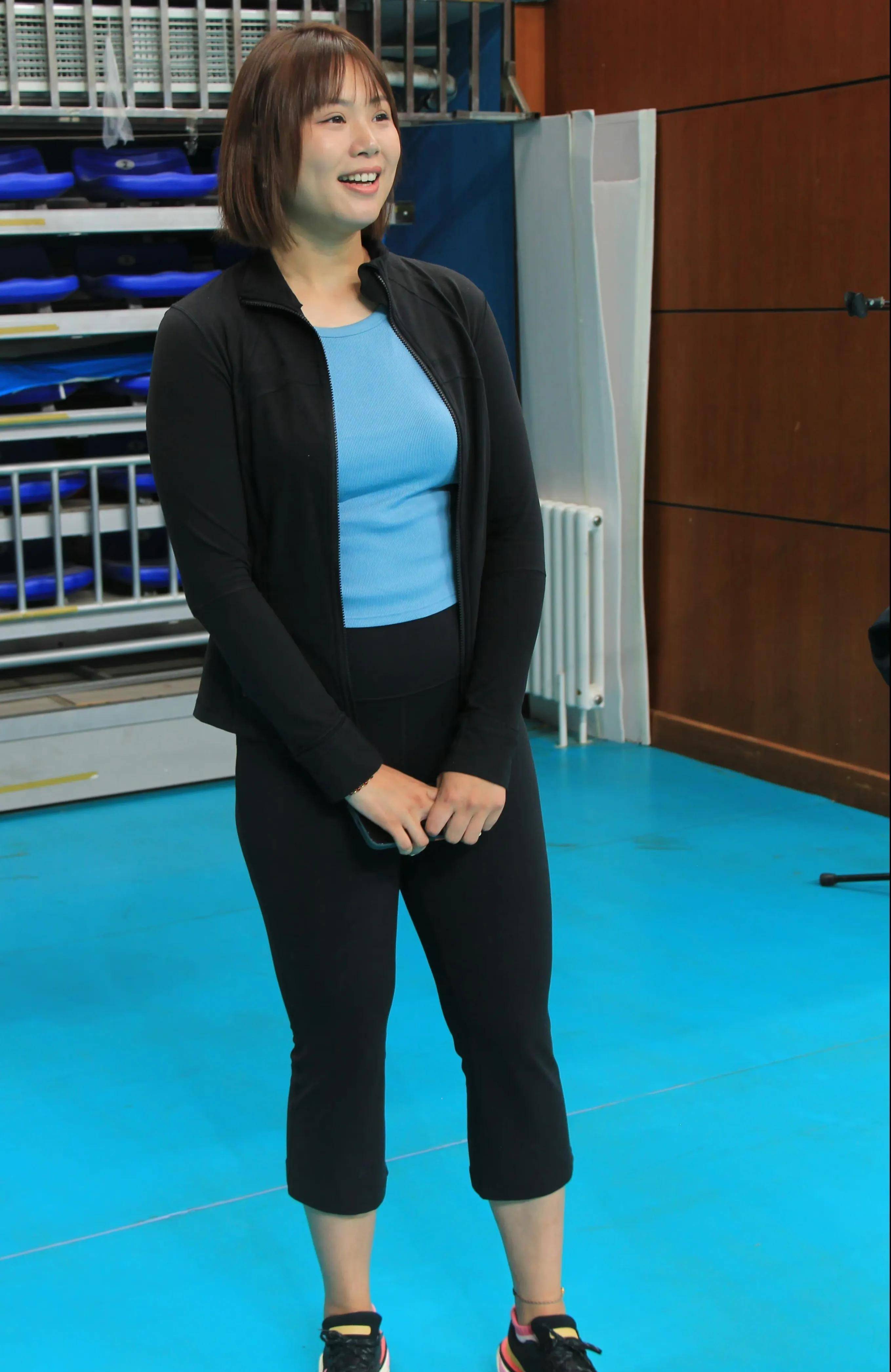 曾春蕾低调晒照,和老队友做活动,生娃后身材依然出众_沈静思_事业