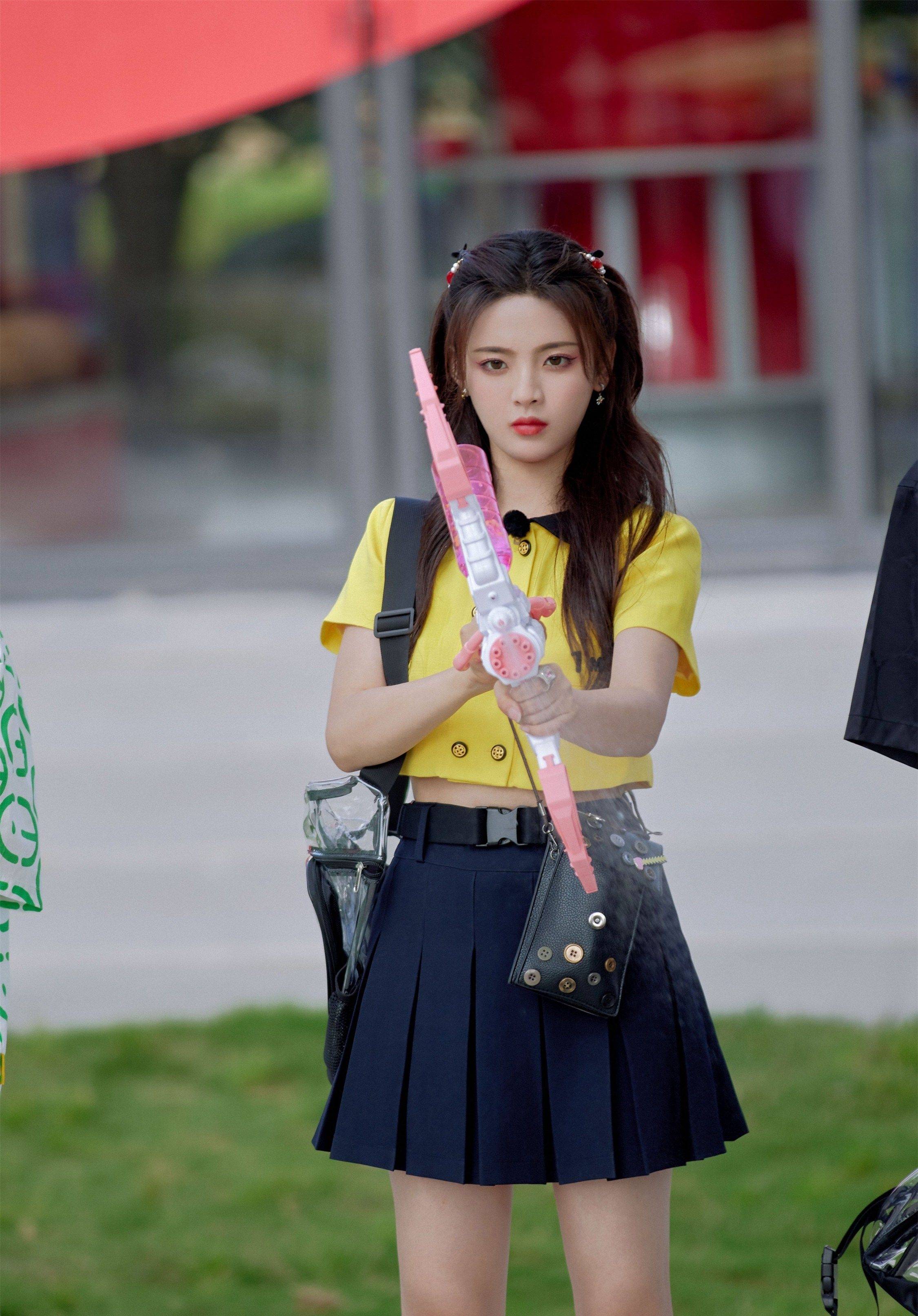 杨超越黑色百褶裙大长腿性感写真_披肩_长发_高跟鞋