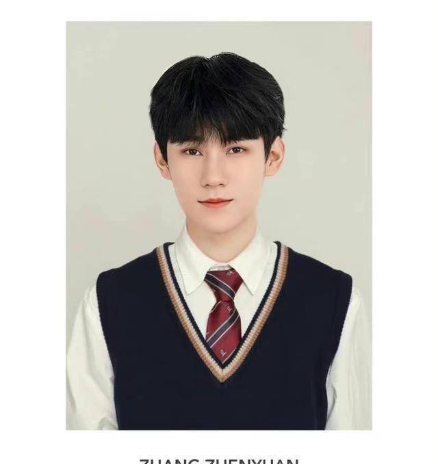 大一新生张真源中戏报到,没让家长送进学校,主动帮女同学扶行李_箱子