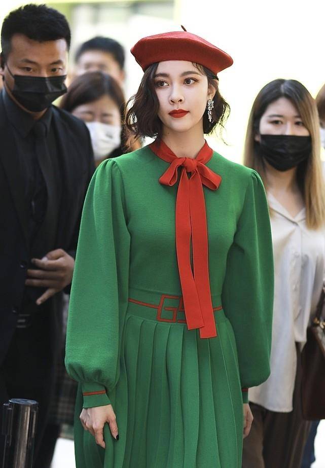 红绿穿出干练感,大胆的造型让人难以忽视_绿色_衣服_颜色