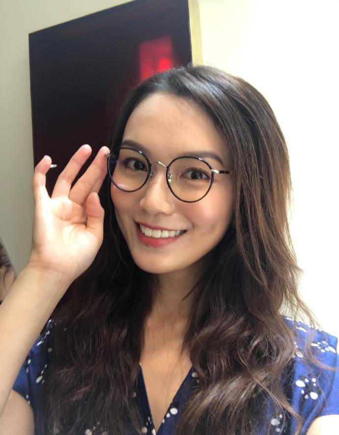 也很红,为大7岁老公生下一儿一女,36岁活得令人羡慕_白薇_戚玉武_合作