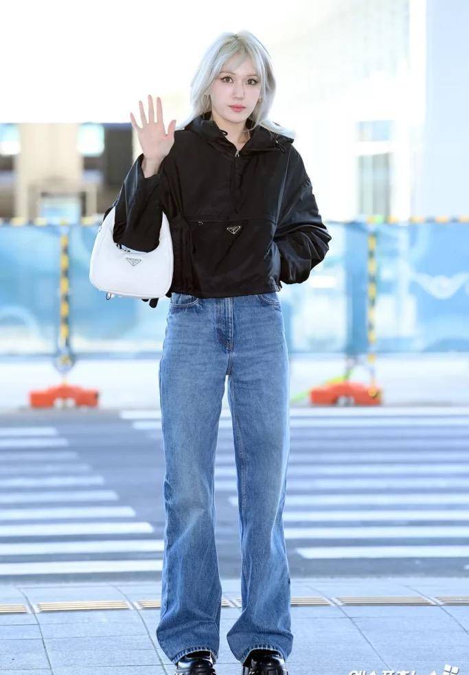 在去往2023米兰时装周的路上,全昭美的腰实在是太惊艳了