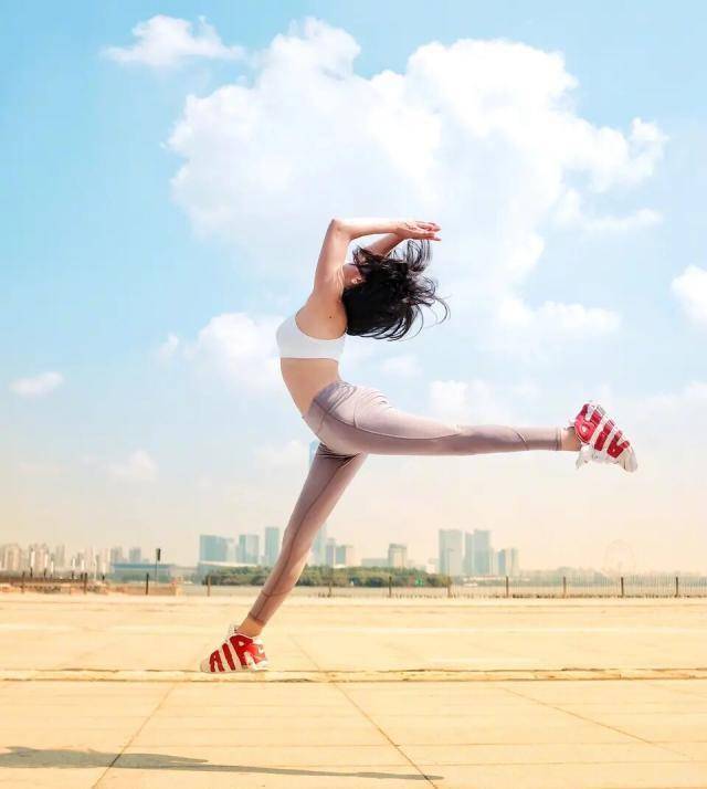 女演员赵奕欢蓝天下奔跑撒欢,穿运动紧身衣大秀玲珑好身材_方面_演艺