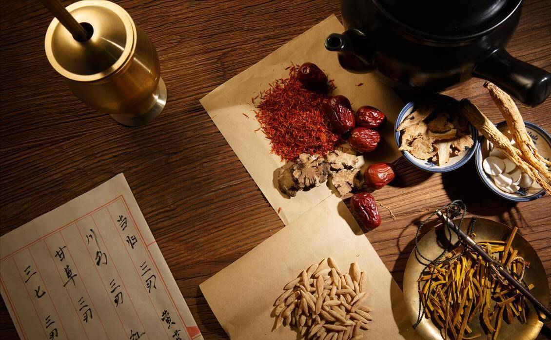 痰热清注射液以黄芩,熊胆粉,山羊角,金银花,连翘为原料制成,具有清热