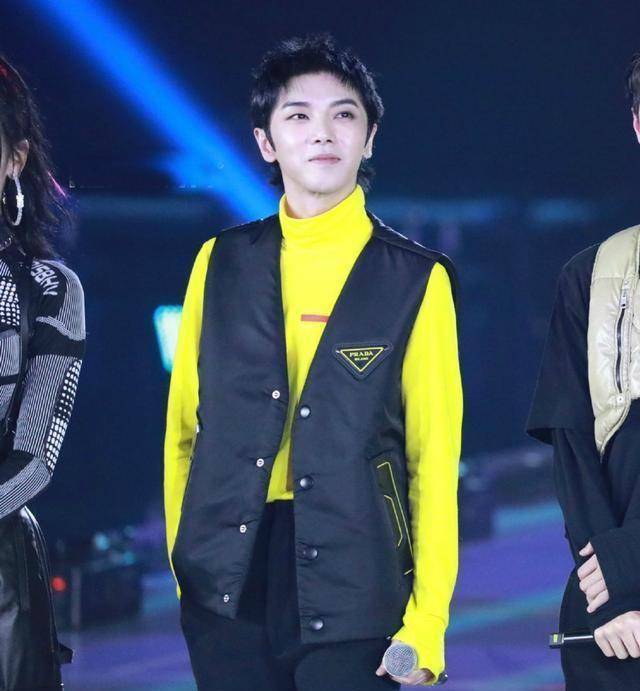 迪丽热巴华晨宇王一博杨超越四排,唯独热巴被吐槽,现场尬笑躺赢_游戏