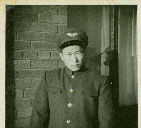 战上海,国军司令要求率部起义,聂凤智摇头:你们只能