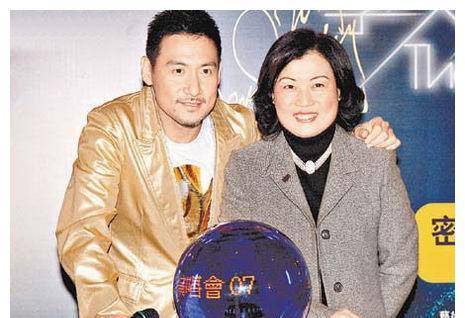 在陈淑芬的助力之下,张学友世界巡回演唱会从1995年年初踏上征程,100