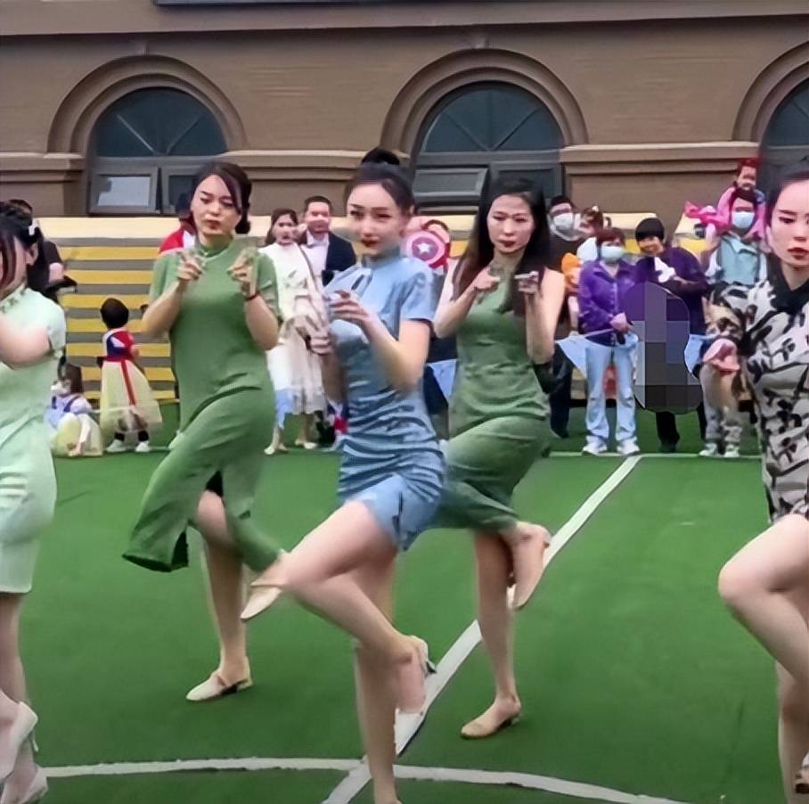 六一演出现场的最美妈妈团,网友却称不得体
