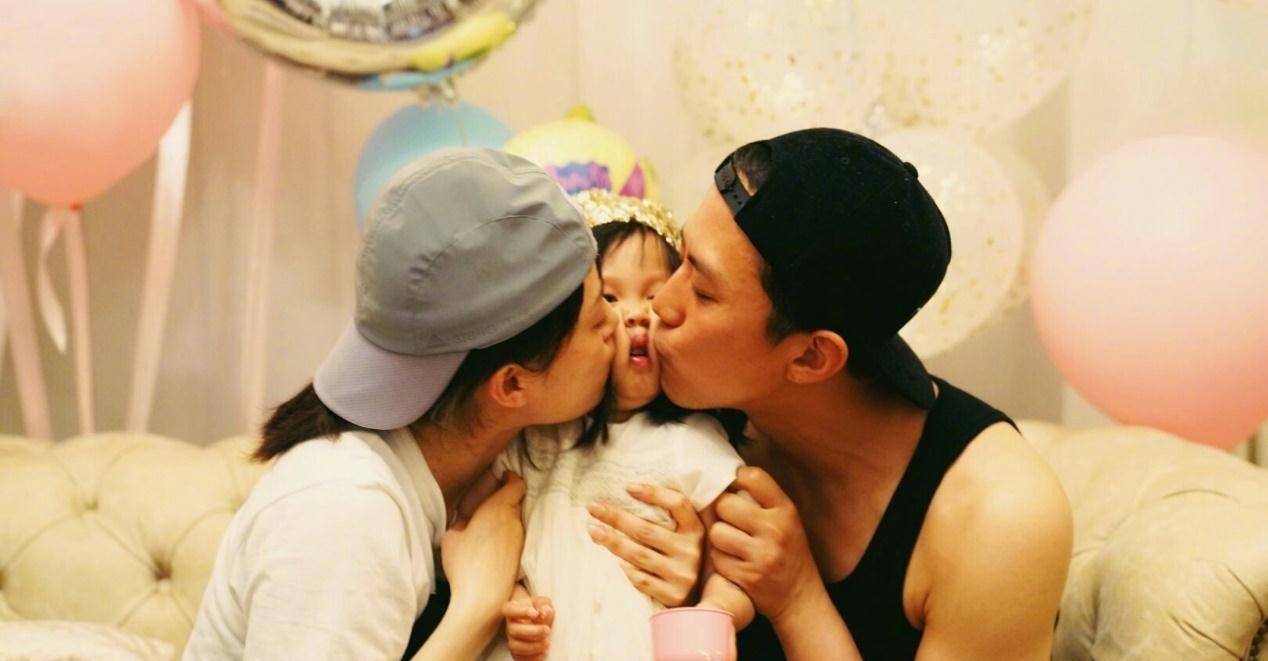 邓超孙俪"太过分"了,小花妹妹又被亲到脸变形!