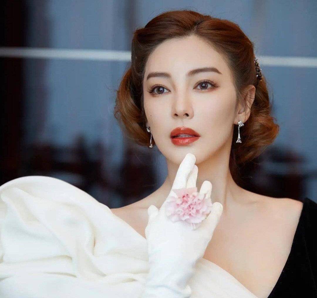 丁程鑫和张雨绮录制的节目在本周六播出而今年"核心顶梁柱"谢娜又怀孕