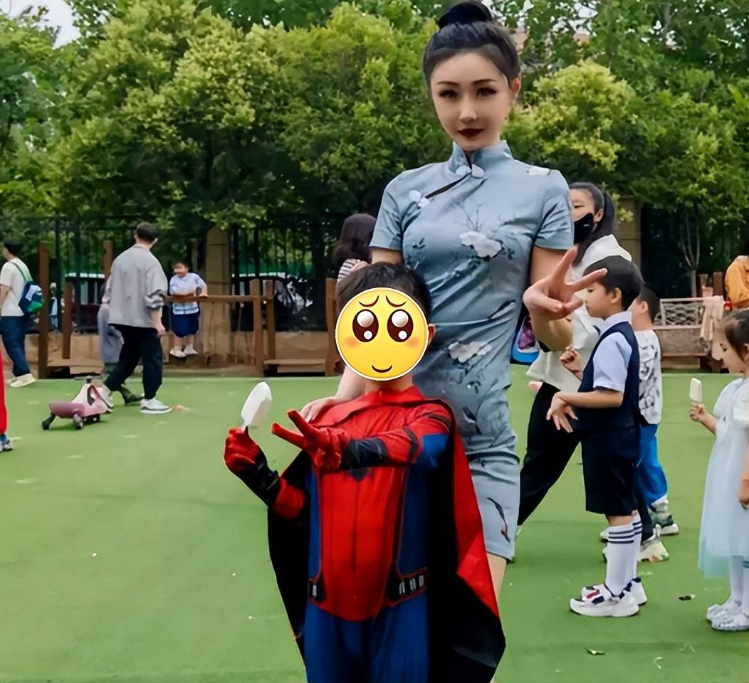 六一演出现场的最美妈妈团,网友却称不得体