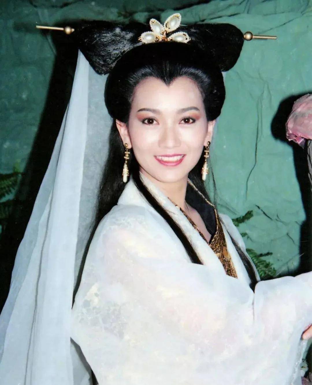 第二位,黄圣依,扮演了《白蛇传说》中的白娘子