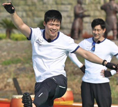 当郑恺赛跑输给苏炳添后,有谁看到李晨与跑男团格格不入的动作?