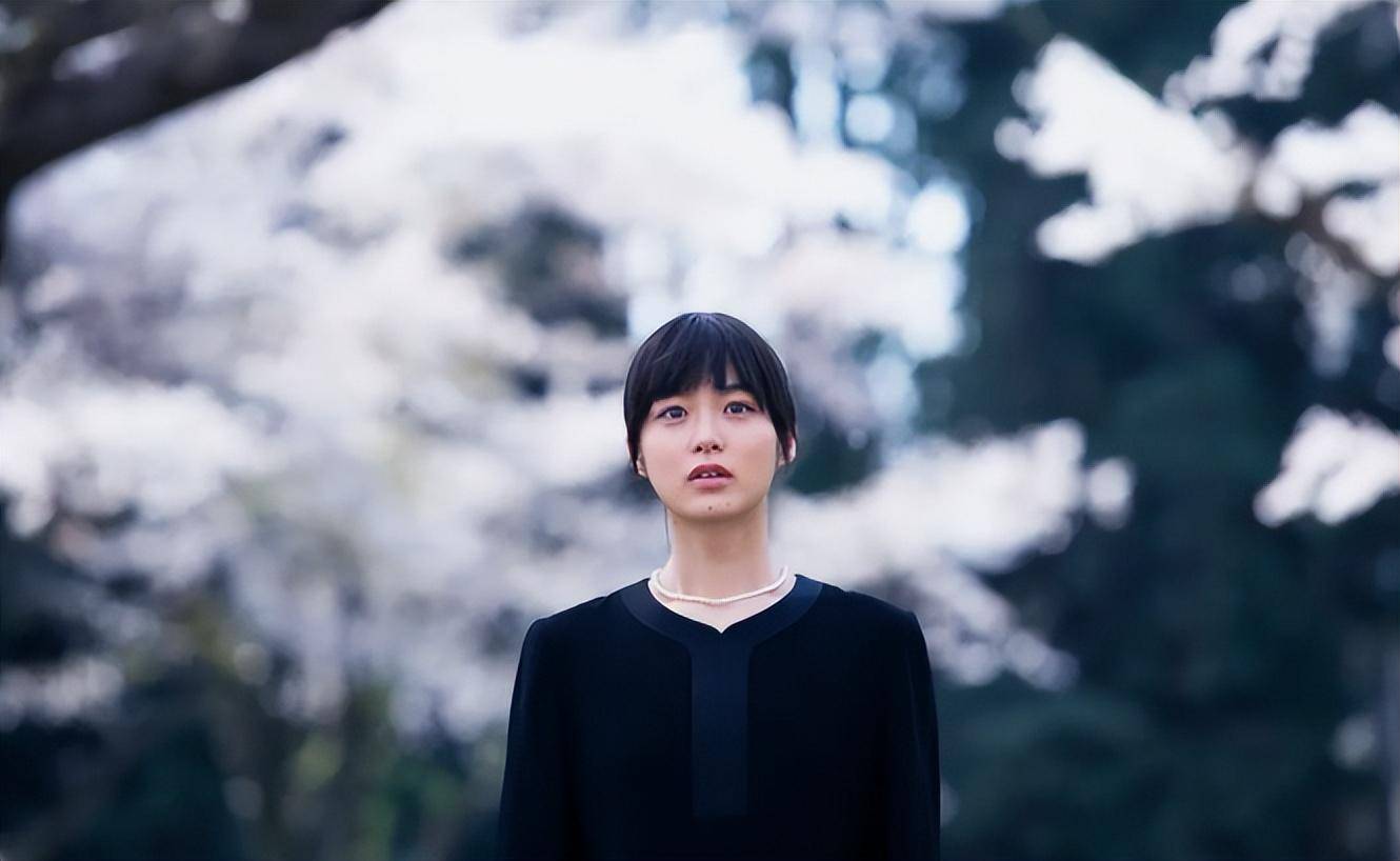 电影《四月的长久梦》情节结构编排对人物塑造起到什么样的作用?