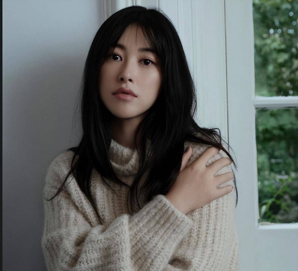 朱珠一家三口被偶遇,逛颐和园老公全程抱娃,朱珠身形臃肿引争议_照片