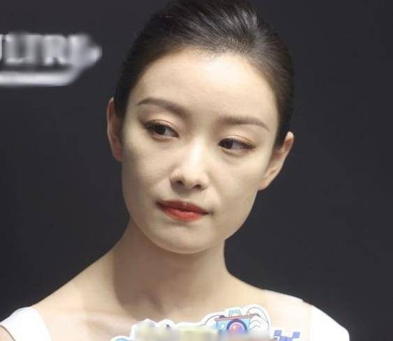 32岁的倪妮气质出众 ,侧颜让人看愣,生图也美_活动_身材_状态