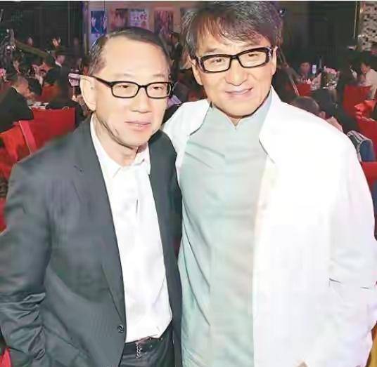 成龙曾在澳门赌场得罪"崩牙驹",被14k包围后,幸得何鸿燊解救_成家班