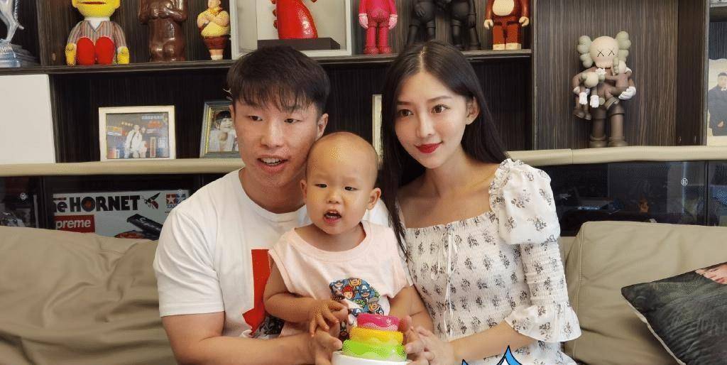 德云社相声演员烧饼晒出全家合照,儿子烧麦"巧妙"躲避妈妈的好基因