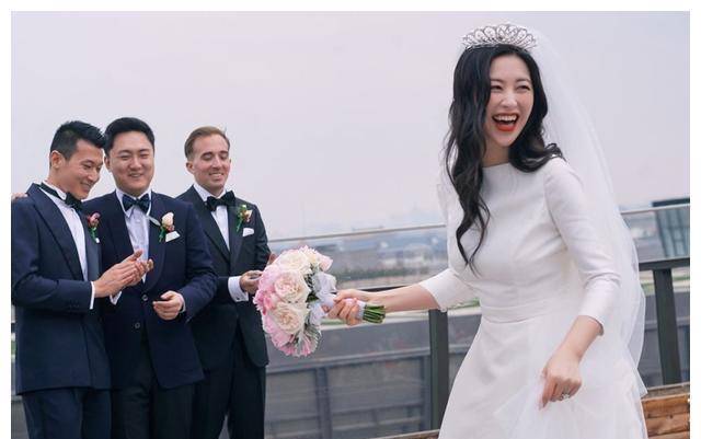 3月,朱珠又在医疗剧《一起深呼吸》中演了一个反面角色梁凯莉.