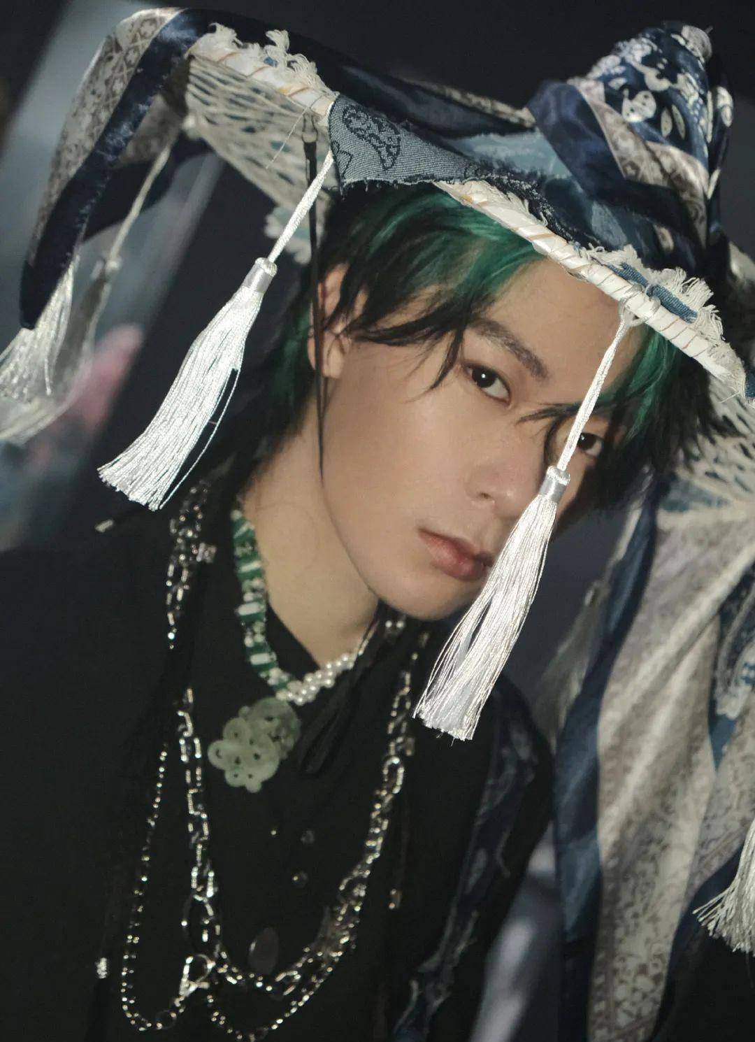 福克斯给暴扣哥王浩轩监棚,网友评价:"比烂是吧 蛇鼠一窝了"_车导